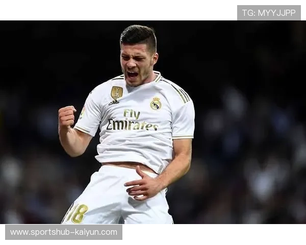 当代足球巨星崛起之路：从天才少年到全球偶像的奋斗与荣耀