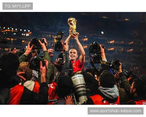 足球巨星引领潮流全方位解析球场传奇与个人风采的完美结合