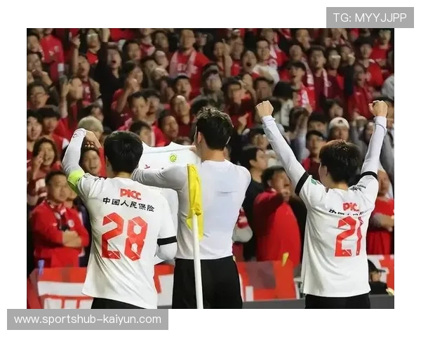 足球比赛焦点转移聚焦豪门频繁换球星引发球迷热烈讨论